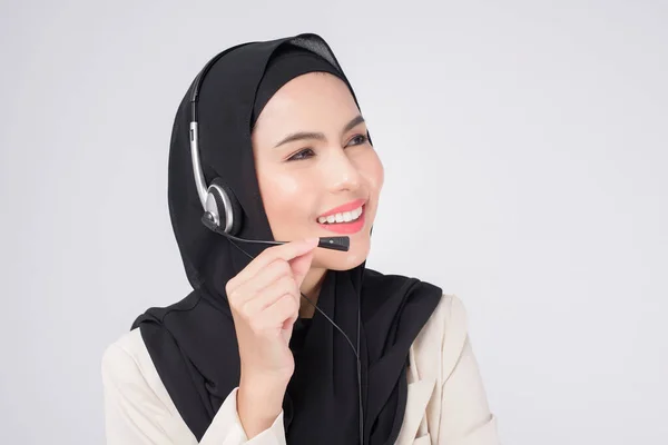 客户服务操作员穆斯林妇女穿着西服 头戴耳机在白色背景工作室上 — 图库照片