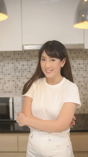 Ein Porträt Der Schönen Jungen Asiatischen Frau Der Küche — Stockfoto