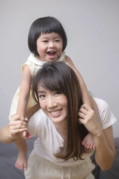 幸せなアジアの母と娘の肖像画 — ストック写真