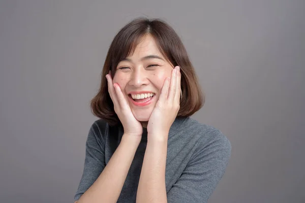 Een Portret Van Jonge Mooie Aziatische Vrouw Studio Achtergrond — Stockfoto