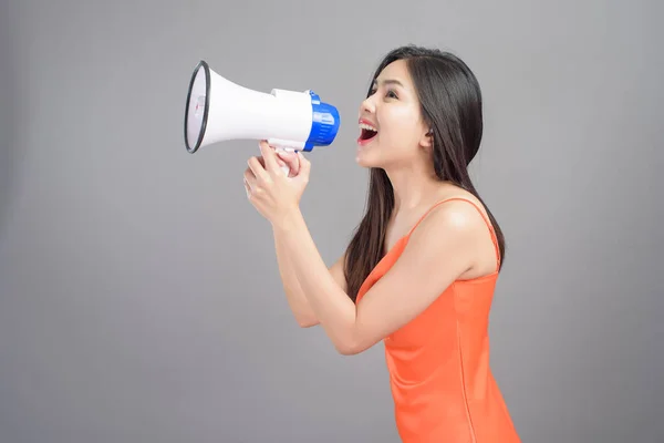 Ett Mode Porträtt Vacker Kvinna Bär Orange Klänning Använder Megafon — Stockfoto