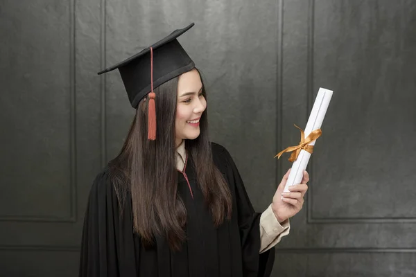 Ritratto Giovane Donna Abito Laurea Sorridente Allegra Sfondo Nero — Foto Stock