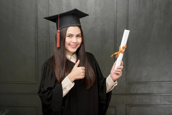 Portret Van Jonge Vrouw Afgestudeerde Jurk Glimlachen Juichen Zwarte Achtergrond — Stockfoto