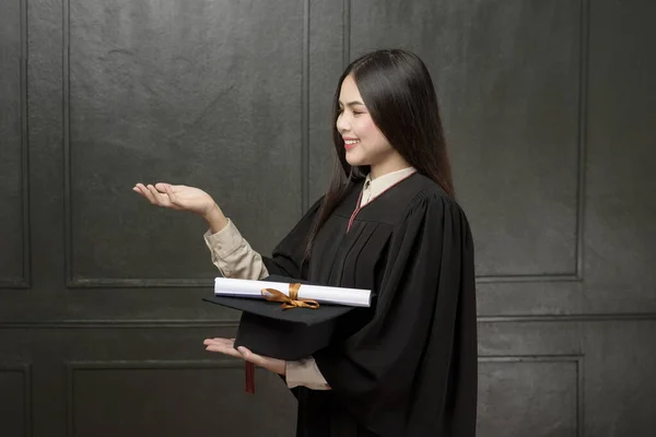 Retrato Mujer Joven Vestido Graduación Sonriendo Animando Sobre Fondo Negro —  Fotos de Stock