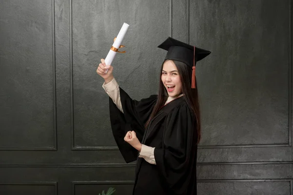 Portret Van Jonge Vrouw Afgestudeerde Jurk Glimlachen Juichen Zwarte Achtergrond — Stockfoto