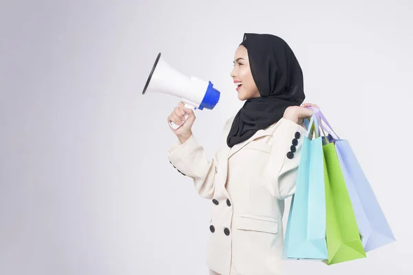 Jovem Mulher Muçulmana Bonita Terno Segurando Sacos Compras Coloridos Sobre — Fotografia de Stock