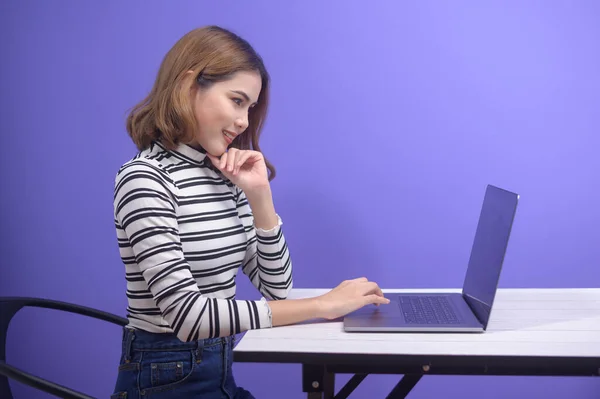 Young Beautiful Woman Working Her Computer Blue Background — ストック写真