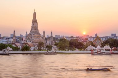 Bangkok, Tayland 'da gün batımında Wat Arun Tapınağı' nın güzel manzarası