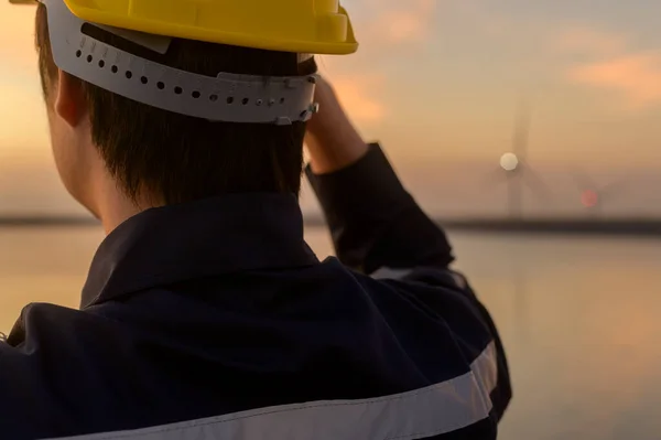 Male Engineer Wearing Protective Helmet Sunset — Foto Stock