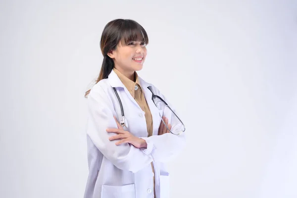 Una Joven Doctora Con Estetoscopio Sobre Fondo Blanco — Foto de Stock