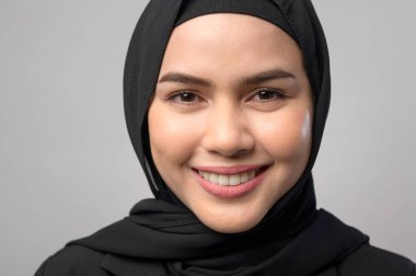 Beyaz arka planda tesettürlü güzel bir iş kadını.