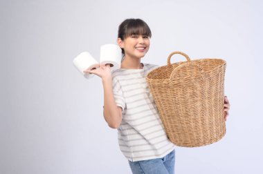 Beyaz arka planda gülümseyen güzel bir ev hanımı.