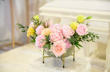 Beyaz düğün çiçekleri ve düğün süsleri.