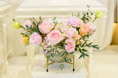 Beyaz düğün çiçekleri ve düğün süsleri.