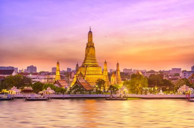 Bangkok, Tayland 'da gün batımında Wat Arun Tapınağı' nın güzel manzarası