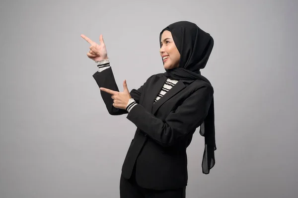 Eine Schöne Geschäftsfrau Mit Hijab Porträt Auf Weißem Hintergrund — Stockfoto