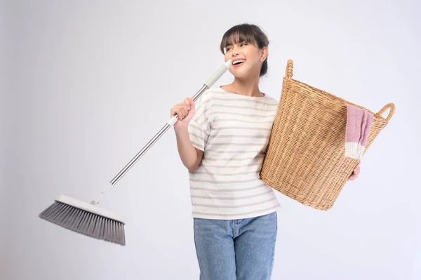 Uma Jovem Bela Dona Casa Sorrindo Fundo Branco — Fotografia de Stock