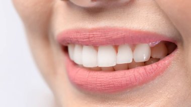 Beyaz, sağlıklı dişler, güzel bir gülümseme genç bir kadın.