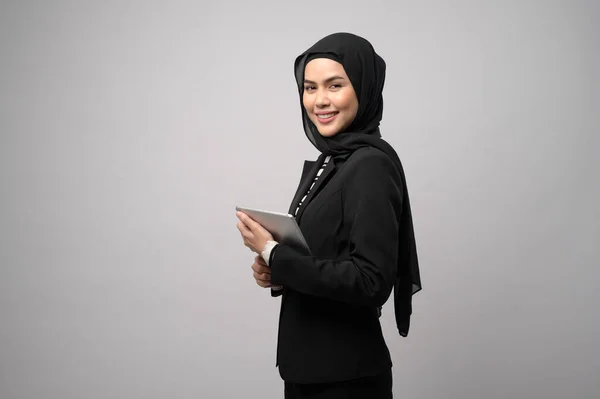 Портрет Молодой Красивой Мусульманки Предпринимательницы Держит Планшет Белом Фоне Студии — стоковое фото