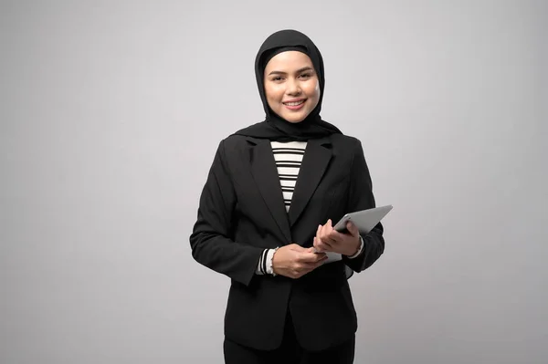 Portrait Jeune Belle Femme Affaires Musulmane Tient Tablette Sur Fond — Photo