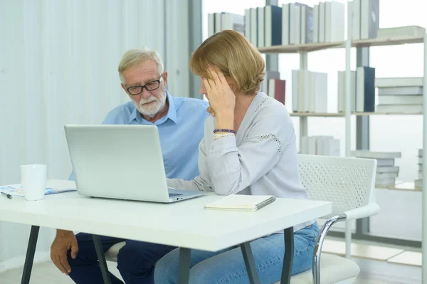 Caucasico Anziani Uomini Affari Stress Con Problemi Business Ufficio Moderno — Foto Stock