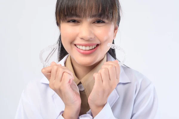 Uma Jovem Dentista Segurando Aparelhos Invisalign Sobre Estúdio Fundo Branco — Fotografia de Stock