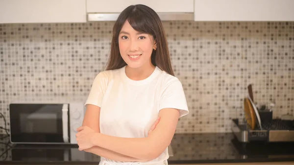 Ett Porträtt Vacker Ung Asiatisk Kvinna Köket — Stockfoto