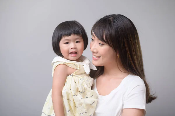 幸せなアジアの母と娘の肖像画 — ストック写真