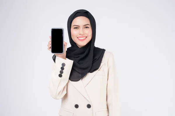 穿着西服的年轻漂亮的穆斯林女子的画像 用智能手机而不是白色背景 — 图库照片