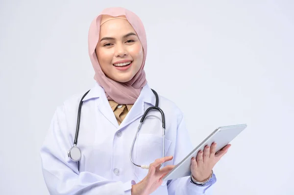 Una Donna Musulmana Medico Con Hijab Sfondo Bianco Studio — Foto Stock