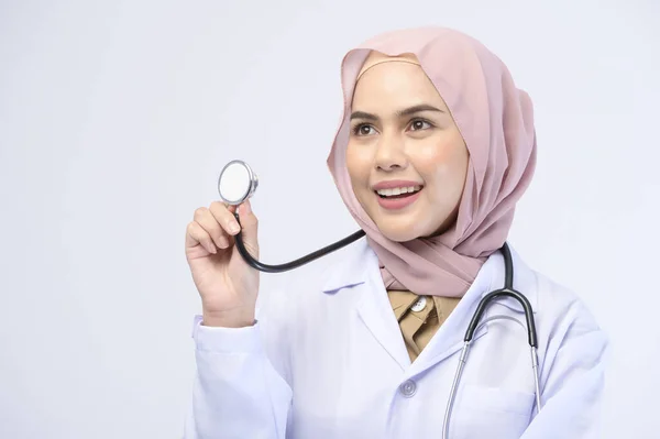 Una Donna Musulmana Medico Con Hijab Sfondo Bianco Studio — Foto Stock