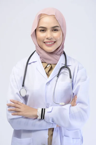 Seorang Dokter Muslim Perempuan Dengan Hijab Atas Studio Latar Belakang — Stok Foto