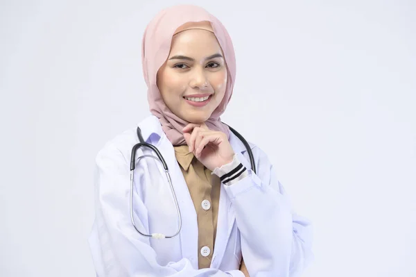 Žena Muslimský Lékař Hidžáb Přes Bílé Pozadí Studia — Stock fotografie