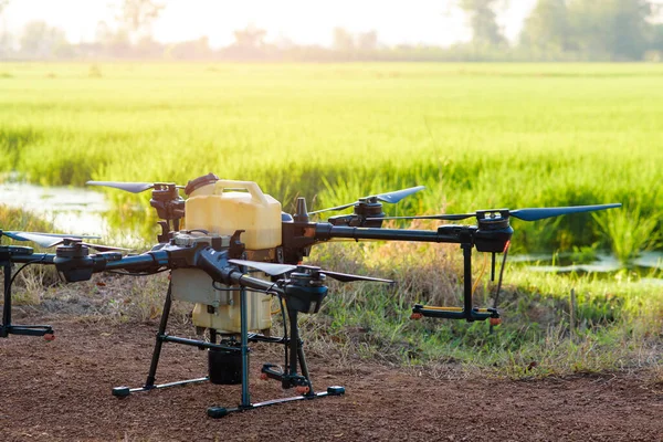 Agrar Drohnen Fliegen Und Dünger Und Pestizide Über Ackerland Versprühen — Stockfoto