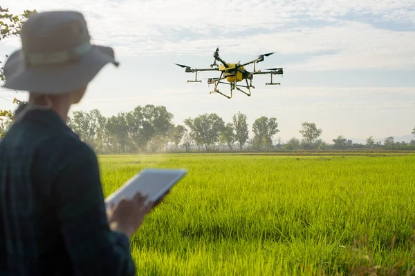 Ein Junger Intelligenter Landwirt Der Drohnen Steuert Die Dünger Und — Stockfoto