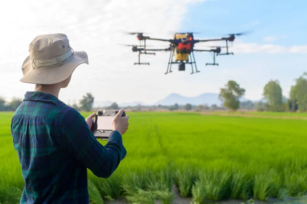 Ein Junger Intelligenter Landwirt Der Drohnen Steuert Die Dünger Und — Stockfoto
