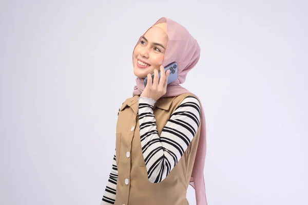 Ein Porträt Der Schönen Frau Mit Hijab Mit Handy Auf — Stockfoto