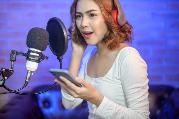 Uma Jovem Cantora Sorridente Usando Fones Ouvido Com Microfone Enquanto — Fotografia de Stock