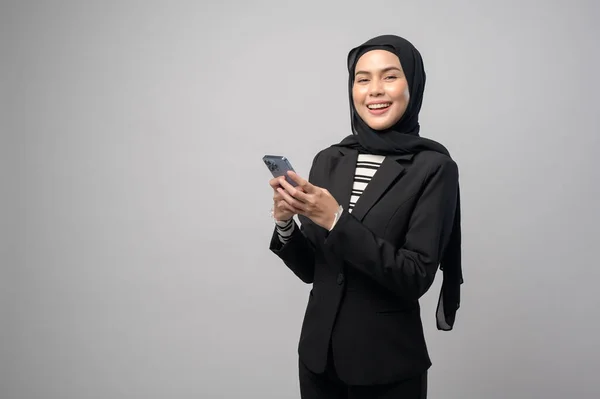Portret Pięknej Kobiety Hidżabem Przy Użyciu Telefonu Komórkowego Białym Tle — Zdjęcie stockowe