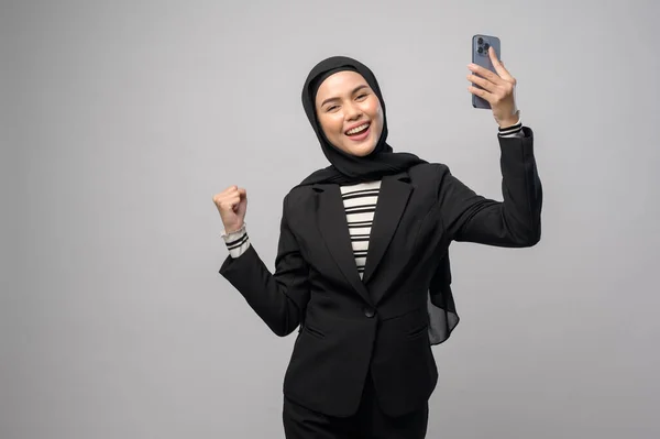 Ritratto Bella Donna Con Hijab Con Cellulare Sfondo Bianco — Foto Stock