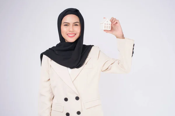 Fiatal Gyönyörű Muszlim Öltönyben Tartja Kis Modell Ház Felett Fehér — Stock Fotó
