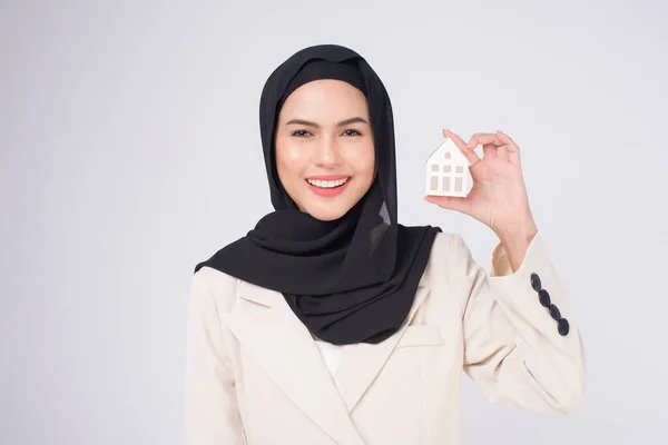 Young Beautiful Muslim Woman Suit Holding Small Model House White — Stock Photo, Image