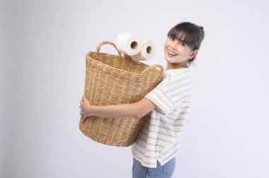 Beyaz arka planda gülümseyen güzel bir ev hanımı.