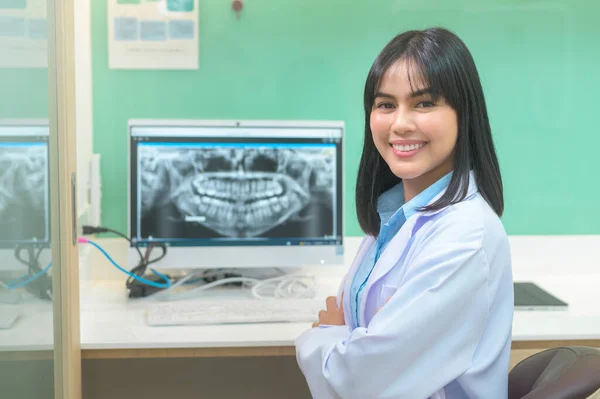 一名女牙医在牙科诊所用手提电脑作牙齿X光检查 牙齿检查及健康牙齿的概念 — 图库照片