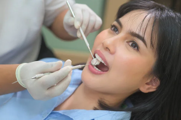 Młoda Kobieta Której Zęby Badał Dentysta Klinice Stomatologicznej Badanie Zębów — Zdjęcie stockowe