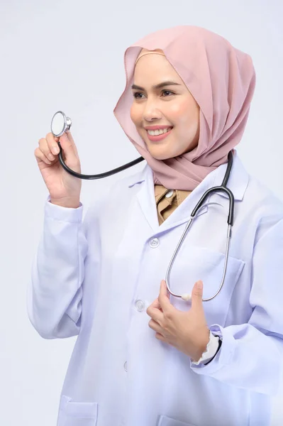 Žena Muslimský Lékař Hidžáb Přes Bílé Pozadí Studia — Stock fotografie