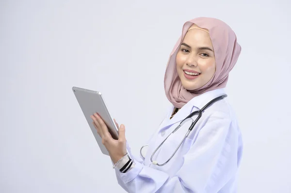 Una Donna Musulmana Medico Con Hijab Sfondo Bianco Studio — Foto Stock