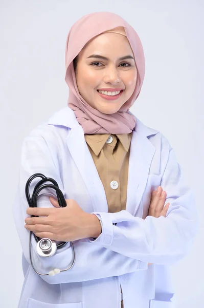 Médico Muçulmano Fêmea Com Hijab Sobre Estúdio Fundo Branco — Fotografia de Stock