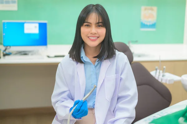 Dentystka Trzymająca Sondę Stomatologiczną Lusterko Sprawdzające Pacjenta Klinice Stomatologicznej Badanie — Zdjęcie stockowe