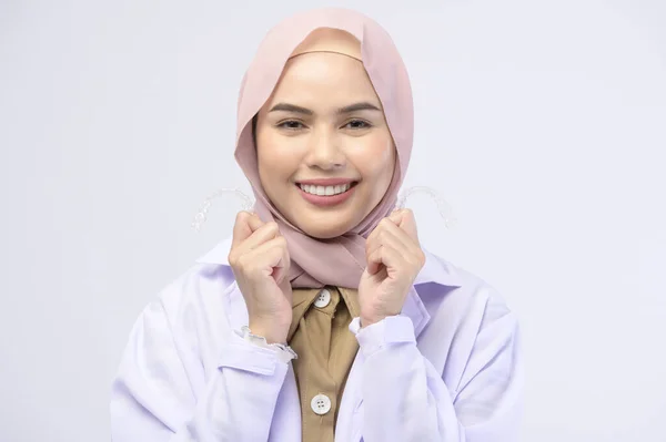 Seorang Dokter Gigi Perempuan Muslim Memegang Kawat Gigi Yang Tidak — Stok Foto